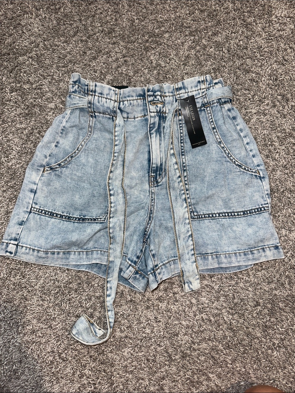 Banana RepublicLight Wash Denim Paperbag Waist Shorts with Tie Belt ~ 28/6